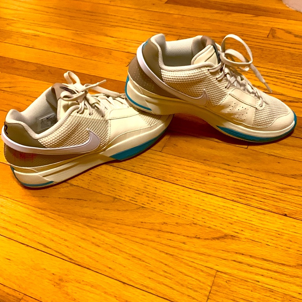 MENS JA MORANT 1: SIZE 9 IN MENS
USED ONCE IN PRACTICE